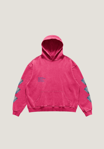 Produktfoto mit Link: Flatlay-Aufnahme eines Kapuzenpullovers von vorn in sattem Pink vor neutral-beigem Hintergrund. Auf den Ärmeln finden sich schräge Aufdrucke des Ozeans in Maui, Hawaii. Im Brustbereich ergänzt der dunkelblaue Text samt Logo die Verortung in Hawaii samt Koordinaten. Produkt namens 