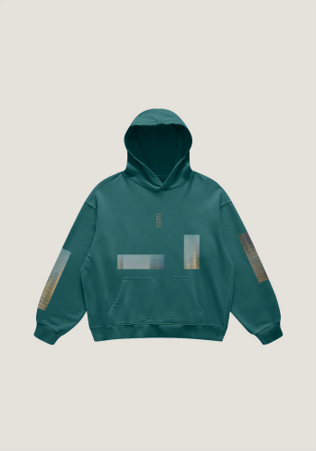 Produktfoto mit Link: Flatlay-Aufnahme eines grünen übergroßen Kapuzenpullover von vorn vor neutral beigem Hintergrund. Der Pullover ist dezent mit wenigen unterschiedlich langen Längs- und Querstreifen bedruckt, die Ausschnitte eines alten Posters von 1961 des US Government Printing Office zeigen. Das Poster zeigt abstrakte Wolkenkratzer-Formationen in Blau-Grün-Gelbgold. Auf der Brust prangt das gestickte Logo von Places/Pieces in Goldgelb. Produkt namens 