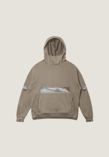 Produktfoto mit Link: Flatlay-Aufnahme eines hellbraunen Kapuzenpullover mit 