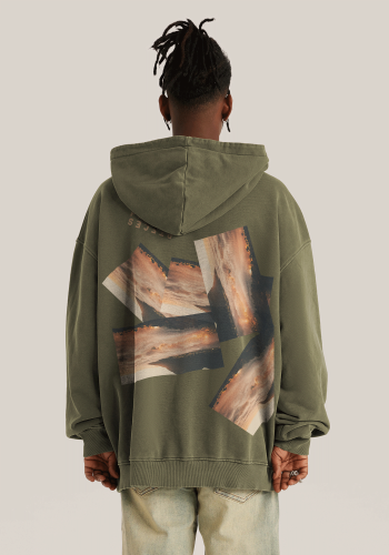 Produktfoto mit Link: Dunkelhäutiges männliches Model von hinten trägt einen dunkelgrünen Kapuzenpullover. Der Mann steht vor neutral beigem Hintergrund. Auf dem Pullover ist ein Foto Kapstadt bei Nacht zu sehen – allerdings dupliziert und in vielen unterschiedlichen Winkeln angeordnet. Produkt namens 