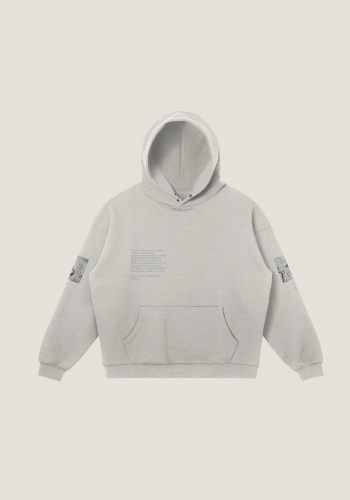 Produktfoto mit Link: Flatlay-Aufnahme der Front eines Kapuzenpullovers in Hellgrau mit Druckknöpfen im Halsbereich. Der Kapuzenpullover ist auf den Ärmel mit Mondmotiven bedruckt und auf der linken Seite (Brust) ist ein Text zu den abgebildeten Orten aufgedruckt. Produkt namens 