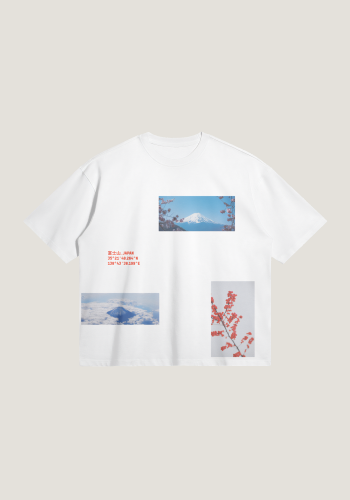 Produktfoto mit Link: Flatlay-Aufnahme eines weißen Oversize-T-Shirts vor neutralem beigen Hintergrund von vorn. Auf dem T-Shirt sind verschiedene rechteckige Fotos zu sehen, die versetzt verteilt sind. Sie zeigen japanische Motive, wie zum Beispiel einen Tden Berg Fuji in verschiedenen Perspektiven und einen roten Zweig. Auf der rechten Brustseite sind die Koordinaten des Mount Fuji aufgedruckt Produkt namens 