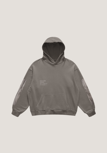 Produktfoto mit Link: Flatlay-Aufnahme eines mittelgrauen Kapuzenpullovers. Der Kapuzenpullover ist auf den Ärmel mit beige-grauen Strandmotiven aus Hvide Sande in Dänemark bedruckt (je ein langer Streifen). Auf der linken Brustseite ist ein Text mit den Koordinaten zum Ort aufgedruckt. Produkt namens 