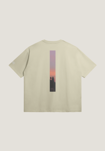 Produktfoto mit Link: Flatlay-Aufnahme eines beigen übergroßen T-Shirts vor neutral-beigem Hintergrund. Auf dem T-Shirt erstreckt sich ein langer Längs-Streifen von oben nach unten in Orange, Lila und Schwarz. Er zeigt einen Ausschnitt der Tempelanlage in Prambanan in Indonesien. Produkt namens 