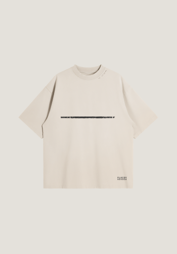 Produktfoto mit Link: Flatlay-Aufnahme eines beigen Oversize-T-Shirts vor neutralem beigen Hintergrund. Das T-Shirt ist am Kragen leicht löchrig (distressed) und auf der Brust sieht man sich überlagernden Text, den man nicht lesen kann in Schwarz. Unten rechts ist das Places/Pieces-Logo aufgedruckt in Schwarz. Produkt namens 