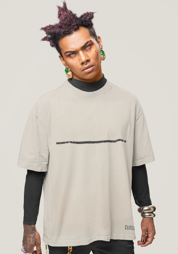 Produktfoto mit Link: Dunkelhäutiges männliches Punk-Model trägt ein beiges Oversize-T-Shirt im distressed Look. Das bedeutet, dass das T-Shirt an den Enden leicht ausgefranst ist und ein paar dezente Löcher hat. Der Mann steht vor neutral beigem Hintergrund und man sieht ihn bis zu den Oberschenkeln. Auf der Brust sieht man sich überlagernden Text, den man nicht lesen kann in Schwarz. Unten rechts ist das Places/Pieces-Logo aufgedruckt in Schwarz. Produkt namens 