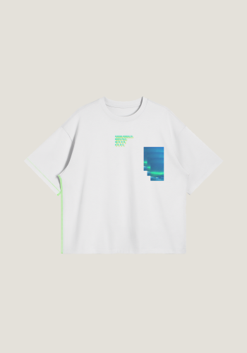 Flatlay-Aufnahme eines weißen übergroßen T-Shirts von vorn vor neutral beigem Hintergrund. Auf dem T-Shirt ist auf der linken Seite auf Höhe der Brust der Himmel am Nordpol aufgedruckt. Das blau-grüne Foto zeigt das Nordlicht und wurde nach unten dupliziert, sodass das Motiv drei mal zu sehen ist und so eine unwirkliche Wirkung erzeugt. Mittig über der Brust finden sich die Koordinaten des Nordpols in gelber und grüner Schrift, die sich überlagern. Die Seitennaht auf der rechten Seite des T-Shirts ist in neongrün eingearbeitet. Produkt namens 